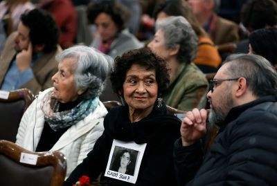 Regina Lazo Dinamarca, recibió el diploma de reconocimiento de título póstumo y simbólico de  Claudio Guillermo Silva Peralta.